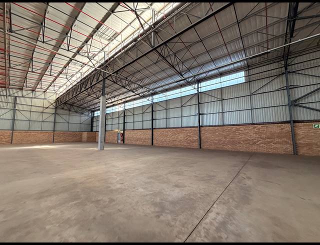 1,765M² WAREHOUSE TO LET IN AIRPORT PARK